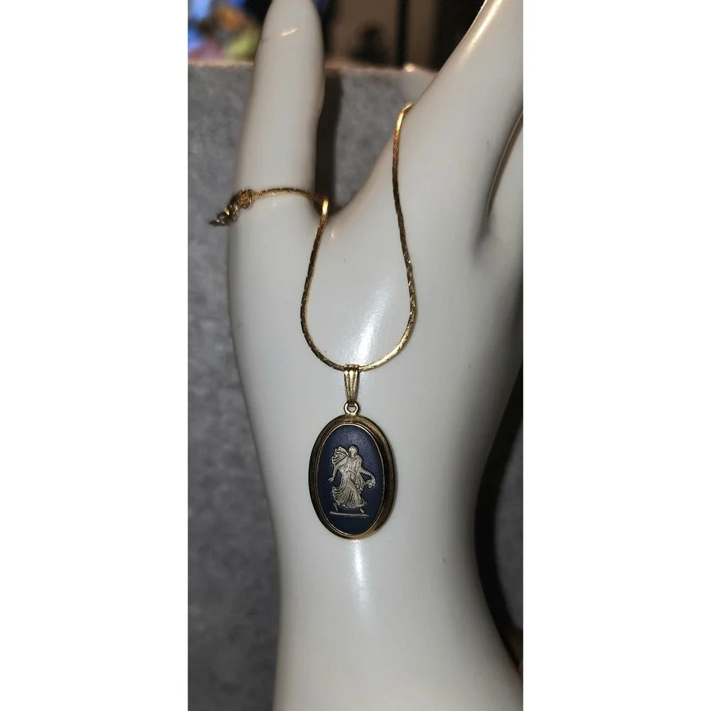 VTG Wedgwood Dark Blue Jasperware Oval Pendant Necklace Gold Tone 18 in